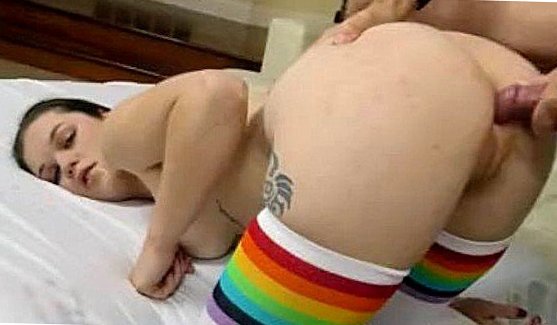 порно трахается пока подруга спит