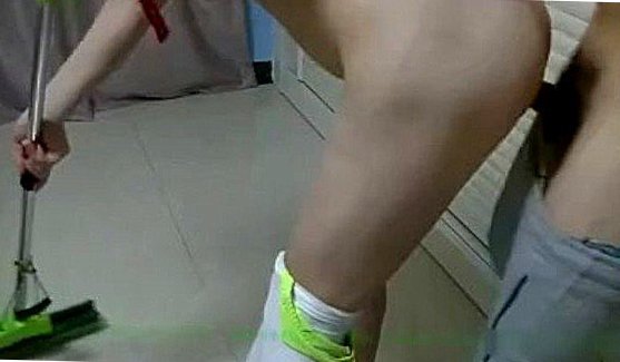 порно заставляют девушку сесть на бутылку