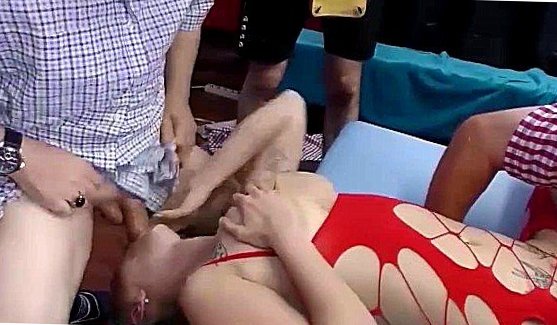 порно бабушка ночью спящая
