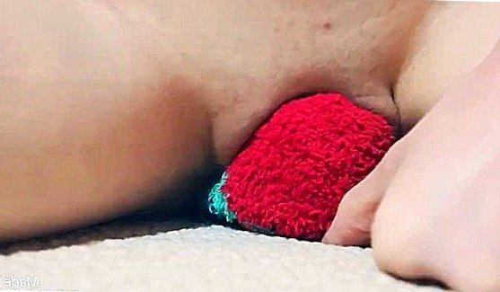 смотрит порно и мастурбирует в чулках