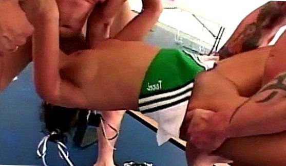 порно жену во все дыры с другом