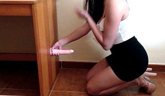 позирует перед камерой порно видео